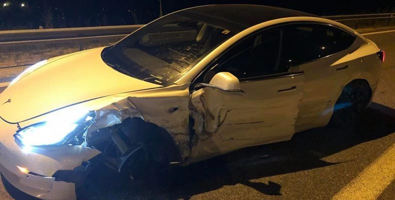 Το πρώτο τροχαίο ατύχημα του Tesla Model 3 εκτός ΗΠΑ, που αλλού… στην Ελλάδα!
